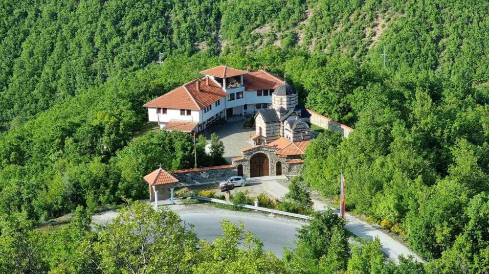 manastir devina voda, zvecan
