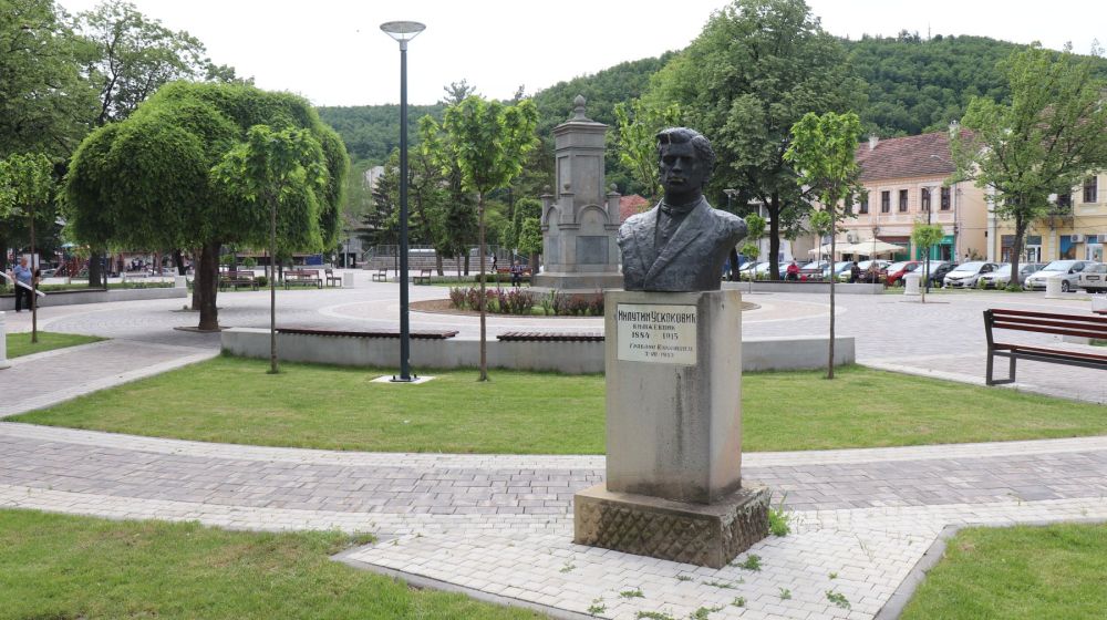 spomenik milutinu uskokovicu, park, kursumlija